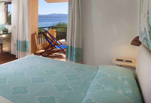 Zimmer mit Balkon.