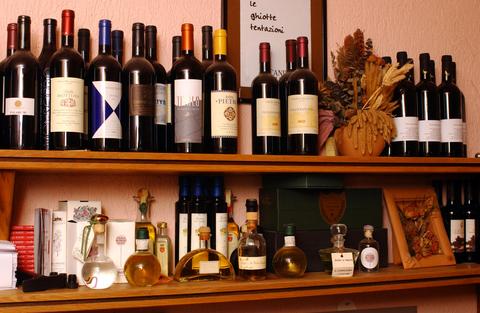 Der Gast im La Locanda die Alia kann aus verschiedenen Weinen aus Süditalien auswählen.