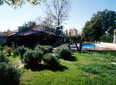 Die Außenanlage des La Locanda di Alia - ein Pool, an dem auch das Frühstück eingenommen werden kann.